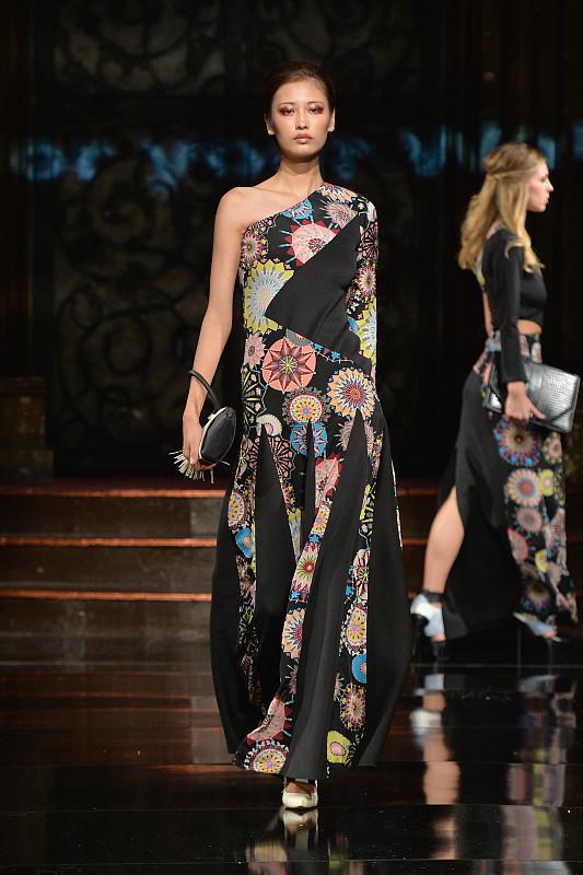 溫暖笑容配上漂亮服裝讓你做最亮眼的女郎